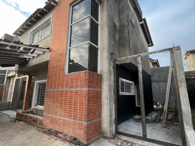 SE VENDE TOWN HOUSE AMOBLADO, EN VILLAS EL SAMAN VE02 1200ZI JROD