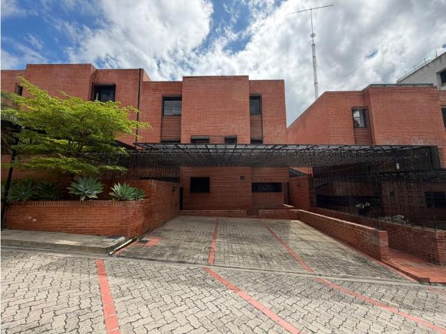 Se vende Townhouse 600m2. 4H+S,4B 1/2 +S, 3 P. Colinas de Tamanaco