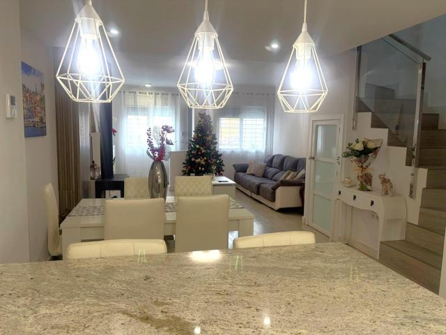 COMPLETAMENTE REFORMADO, SE VENDE TRIPLEX DE 4 HABITACIONES Y 3 ASEOS EN EL CENTRO DE LOS ALCÁZARES