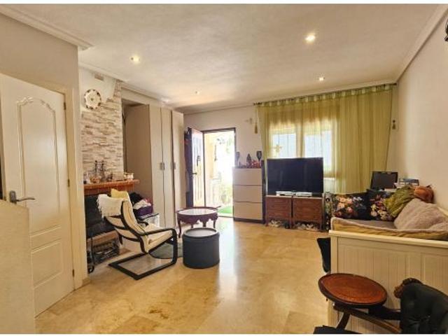 se vende un adosado de 2 dormiotrios y 2 baños en comunidad con piscina y parque en Orihuela Costa