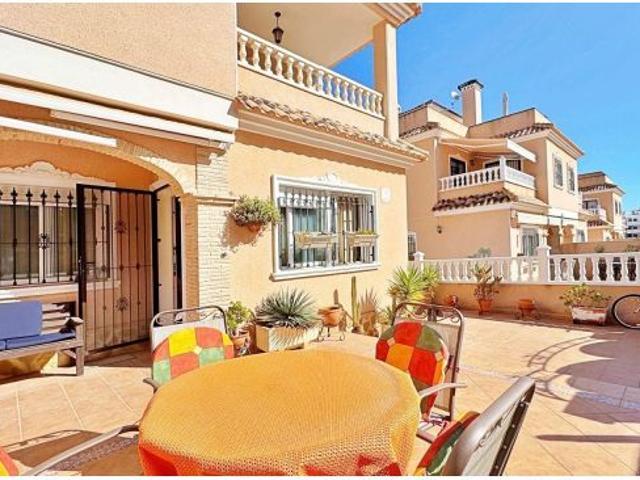 se vende un adosado de 3 dormitorios y 2 baños con parcela 72 m2 chapada en comunidad con piscina y