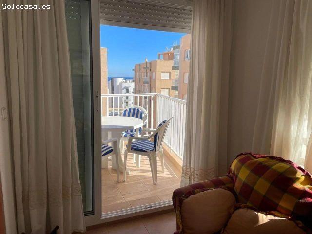 Se vende un apartamento de 2 dormiotrios en la última planta, con balcón y vistas al mar, en la zona