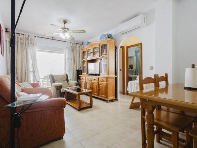 se vende un atico de 2 dormitorios en comunidad con piscina y garaje subterraneo en 250 m hasta la p