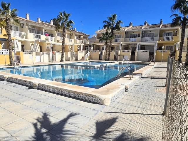 se vende un bungalo de 2 dormitorios en planta baja en comucidad con piscina y aparcamento para coche en La Mata