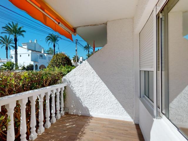 se vende un bungalo de 2 dormitrios y 1 baño con 2 terrasas cerca de campo de golf Villamartin