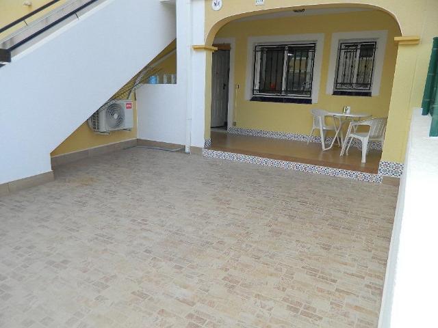 se vende un bungalo de 2 dormiotrios en planta baja en comunidad con piscina Dream Hill en Orihuela Costa