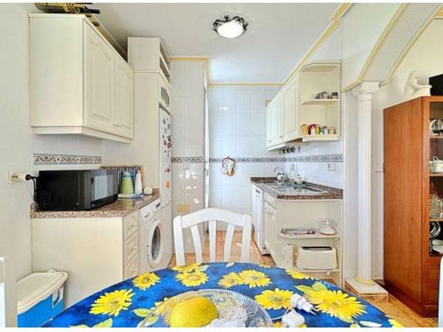 Se vende un bungalow de dos dormitorios y un solárium privado en una comunidad de propietarios con p