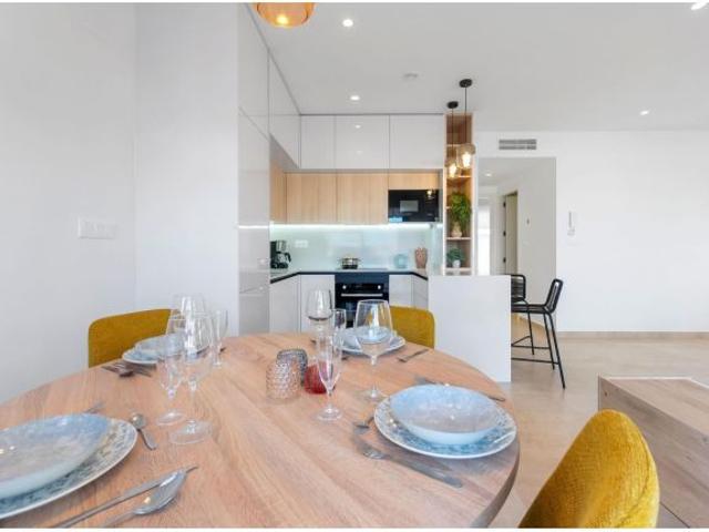 se vende un bungalow en planta baja con 2 dormitorios y 2 baños en comunidad con piscina en Los Balc