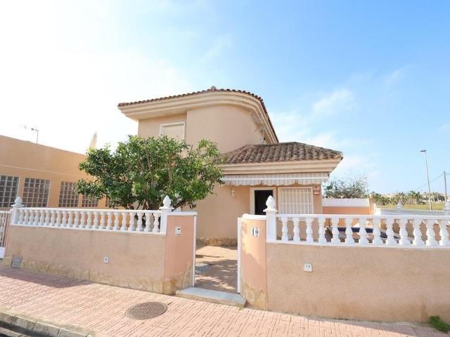 se vende un chalet de 3 dormitorios y 2 baños en partcela de 400m2 con piscina privada en Los Altos de Torrevieja