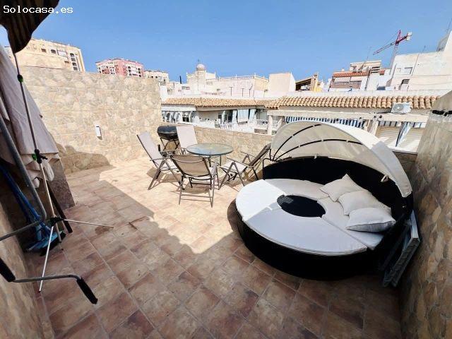 Se vende un dúplex amplio y luminoso en una ubicación privilegiada de Torrevieja, a solo 200m de la