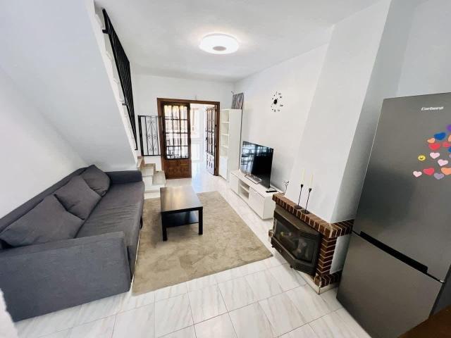 Se vende un dúplex amplio y luminoso en una ubicación privilegiada de Torrevieja, a solo 200m de la playa de Los Locos