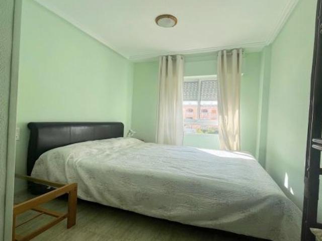 se vende un piso de 1 dormitorio en comunidad con piscina cerca de la playa en Torrevieja