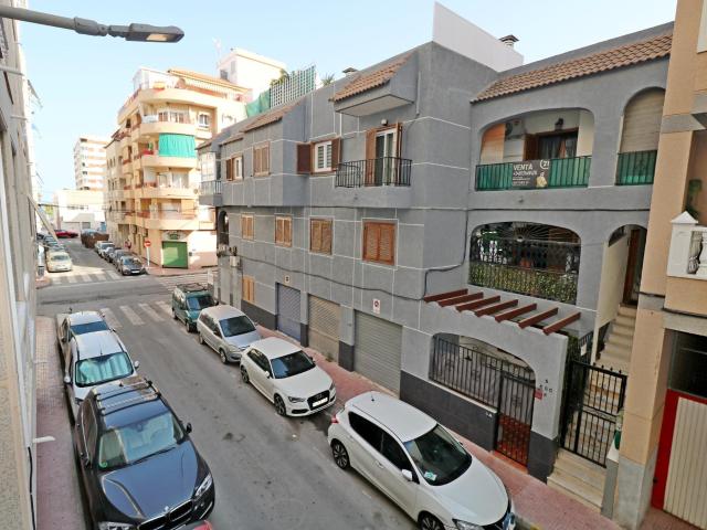 se vende un piso de 2 dormorios y 1 baño completo en distancia de 150 metros hasta la playa Naufragos en Torrevieja