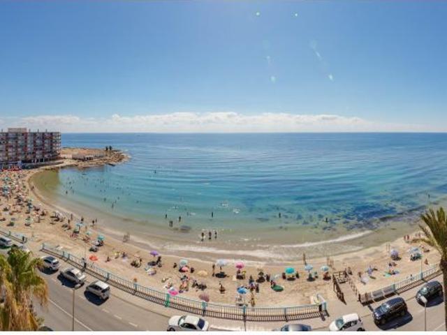 se vende un piso de 2 dormitorios con garaje subterraneo en la primera linea de Los Locos playa T