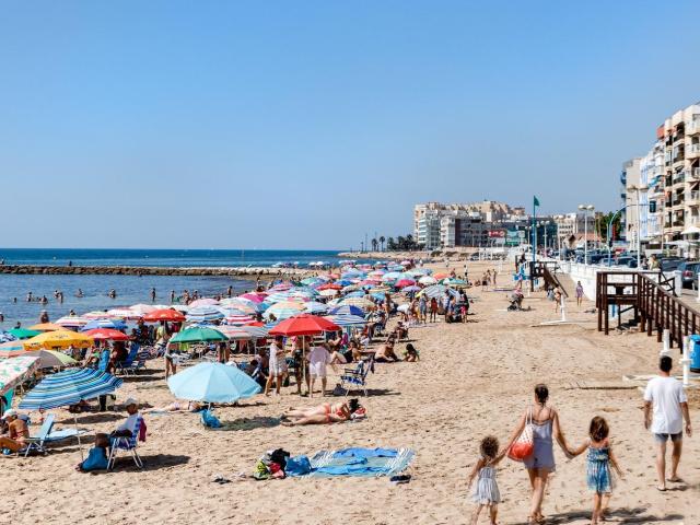 se vende un piso de 2 dormitorios con garaje subterraneo en la primera linea de Los Locos playa Torrevieja