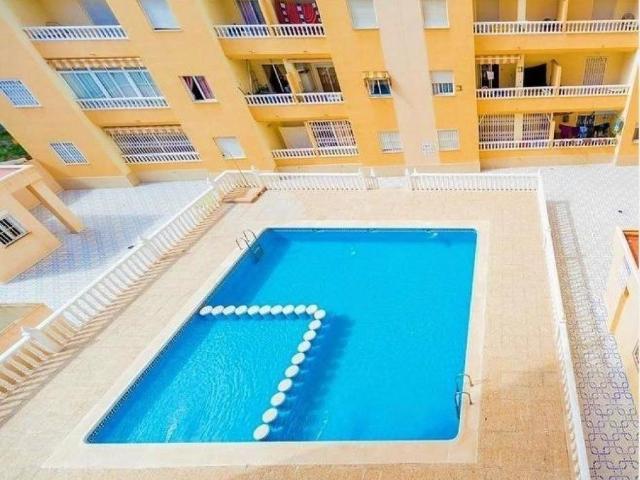 se vende un piso de 2 dormitorios en comunidad con piscina en el centro de Torrevieja