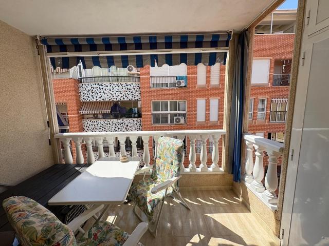 se vende un piso de 2 dormitorios en distancia de 200 metros hasta la playa del Cura Torrevieja
