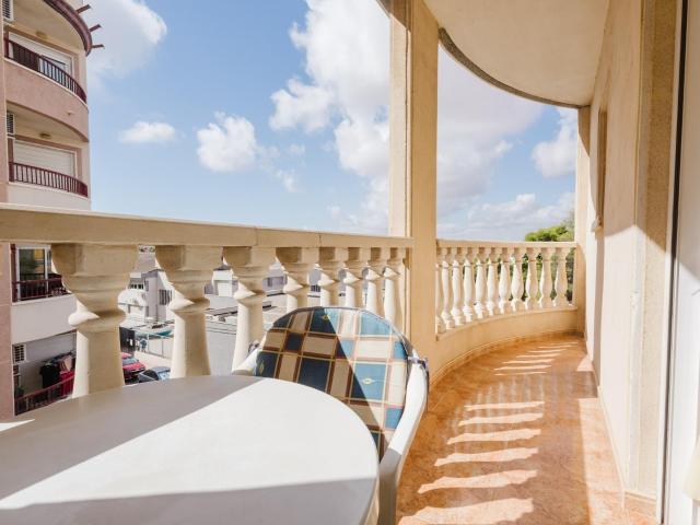 se vende un piso de 3 dormitorios y 2 baños cerca del parque en el centro de Torrevieja