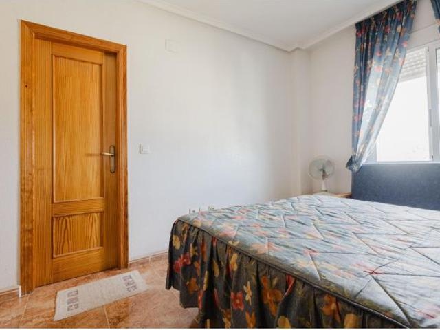 se vende un piso de 3 dormitorios y 2 baños cerca del parque en el centro de Torrevieja