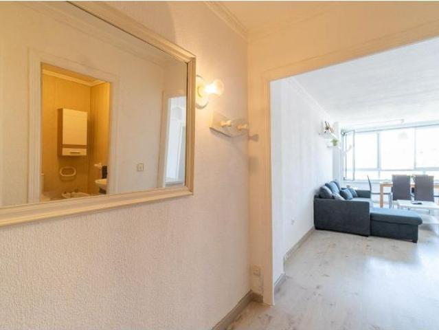 se vende un piso en primera linea del mar con 2 dormitorios y 2 baños en comunidad con piscina y gar