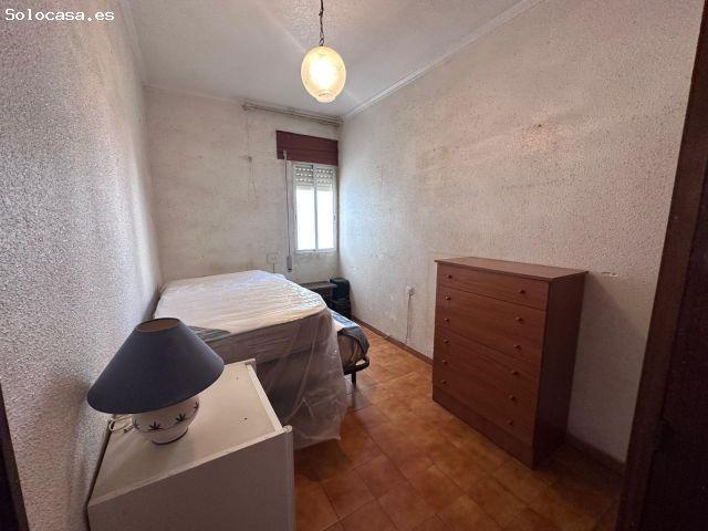 se vende un piso grande de 4 dormitorios y 2 baños, con ascensor en pleno centro de Torrevieja