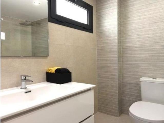 se vende un piso piloto de 2 dormitorios y 2 baños en comunidad con piscina y garages en Villamatrin