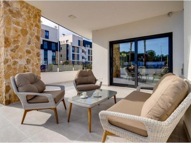 se vende unos apartamentos nuevos de construcion de 2 dormitorios y 2 baños en comunidad con piscina