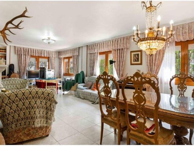 se vende una finca de 2 chaletes en parcela de 1 300 m2 con piscina propia en avenida Asuncion en Lo