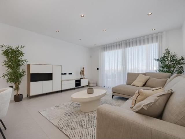 se vende una villa nueva del promotor con 3 dormiotrios m 2 baños, con piscina propia y garaje para