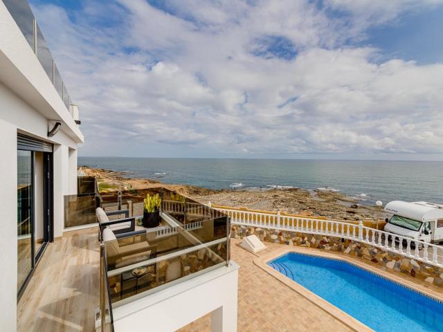 Se Vende Villa con piscina recientemente renovada,Primera línea, Cabo Cervera, Torrevieja