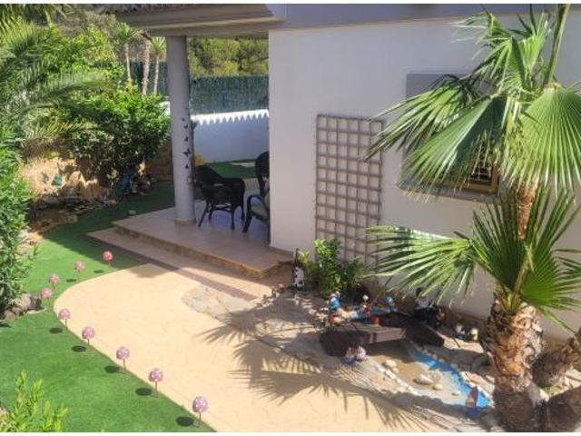 SE VENDE VILLA DE TRES DORMITORIOS CON PISCINA PROPIA EN FINESTRAT SIERRA CORTINA