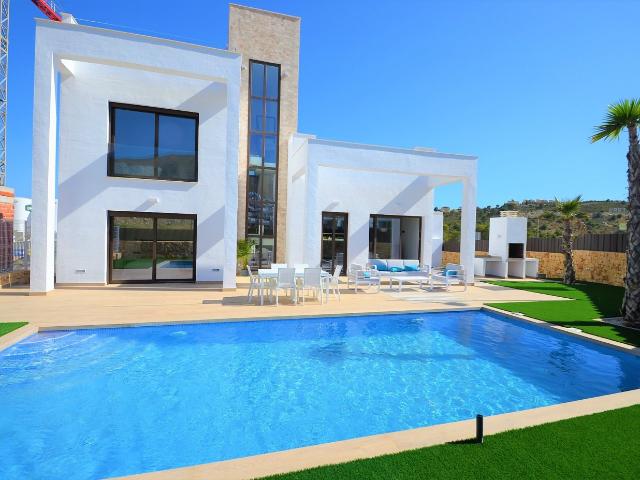 SE VENDE VILLA DE LUJO CON 3 DORMITORIOS Y PISCINA PROPIA EN FINESTRAT! SEVENDGROUP.COM!