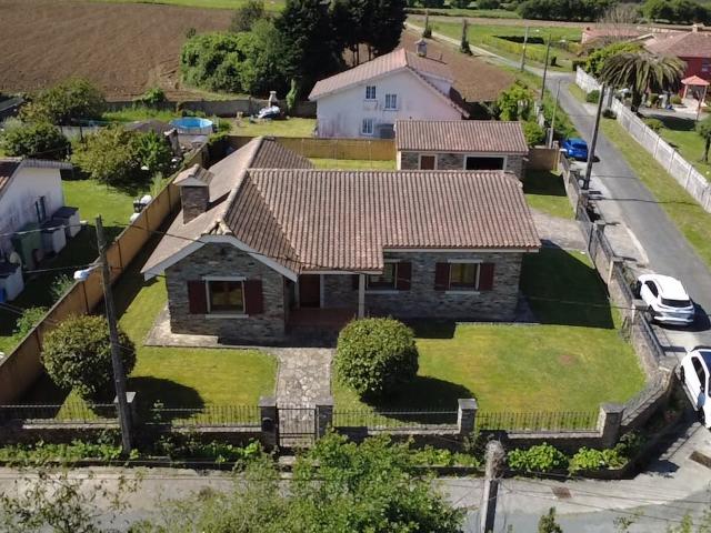 Se vende vivienda unifamiliar construida en 2003, situada en. 202m² Valdoviño