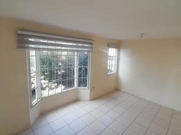 Se vende acogedora casa de 3 dormitorios y 1 baño, estacionamiento. 3 Dormitorios por 67000. 00 en Chillán