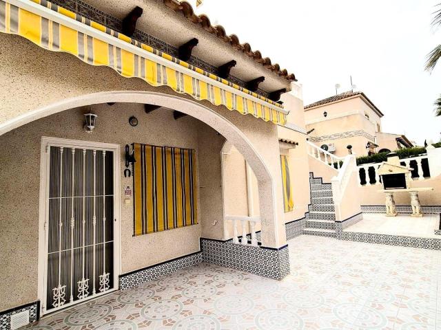 se vende adosado de 3 dormitorios y 2 baños en urbanisacion cerrada con piscina en Los Altos de Torrevieja
