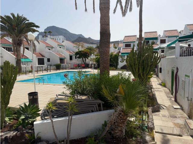 SE VENDE ADOSADO DE 6 HABITACIONES CON LICENCIA VV, COSTA ADEJE