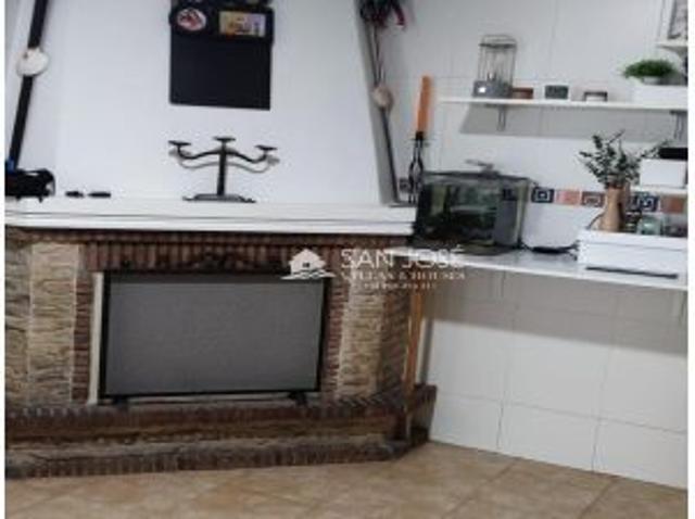 SE VENDE ADOSADO EN ASPE REFORMADO Y AMPLIA TERRAZA