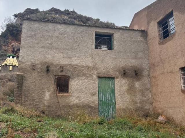 Se vende almacen/cueva con jardin en Illueca