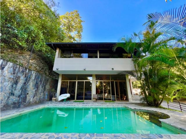 Se vende /alquila Casa con Galpon 3200m2. 3H+S/3B+S/10P. Oripoto