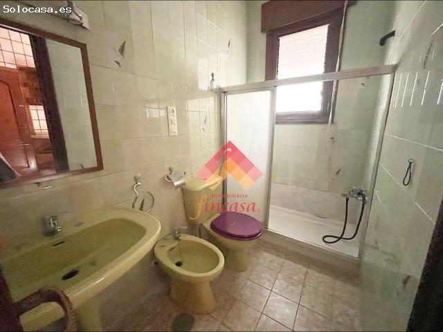 SE VENDE AMPLIO CHALET CON COCHERA EN EL CENTRO