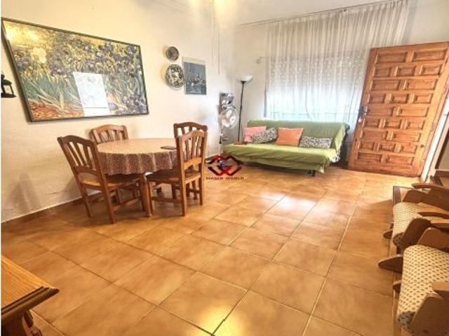Se vende amplio dúplex en zona tranquila con porche, patio y trastero cerca de la playa en Santiago