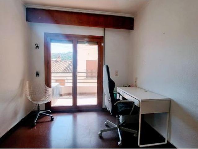 SE VENDE AMPLIO PISO EN EL CENTRO DE OLIVA