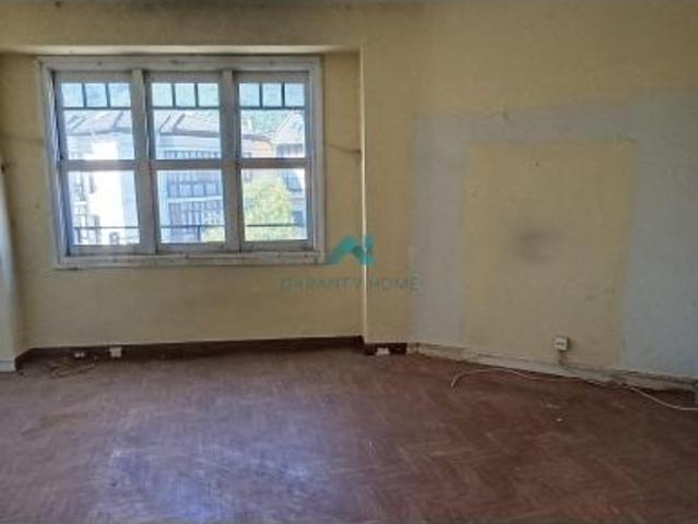 Se vende amplio piso en el centro de Ramales de la Victoria Oportunidad Única