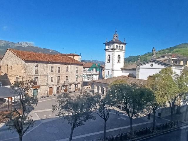 Se vende amplio piso en el centro de Ramales de la Victoria Oportunidad Única