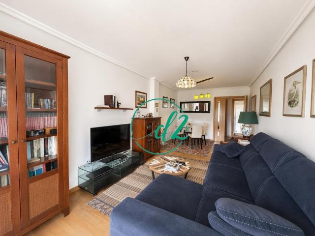SE VENDE AMPLIO PISO SEMINUEVO CON GARAJE Y BODEGA EN URBANIZACIÓN FONTEBOA. REF 1493