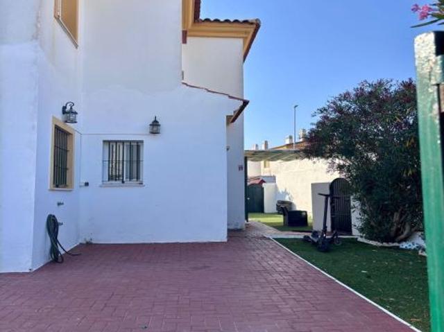 SE VENDE AMPLIO Y LUMINOSO ADOSADO CON GRAN PATIO