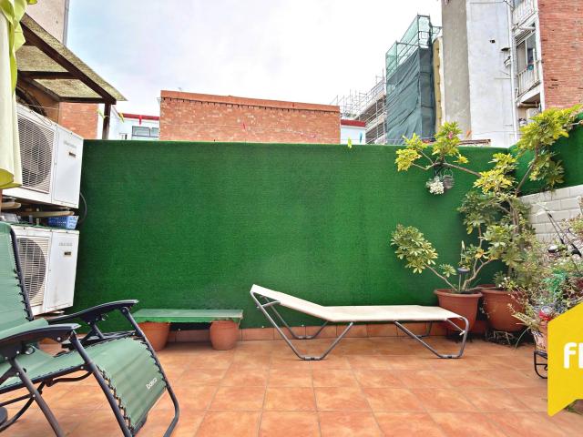 Se vende amplio y luminoso piso SIN CEDULA en planta baja con Terraza, 2 habitaciones dobles, cocina independiente y dos baños completos, ideal para parejas o familias