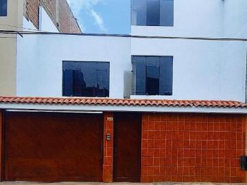 Se Vende Amplia Casa De 3 Pisos Límite Con San Miguel En La Perla