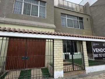 Se vende amplia casa en zona residencial de pueblo libre