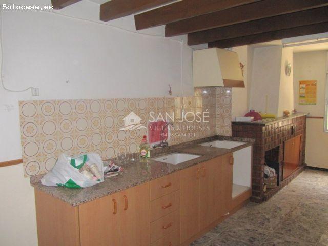 SE VENDE AMPLIA CASA EN EL CENTRO DE PINOSO ALICANTE SPAIN